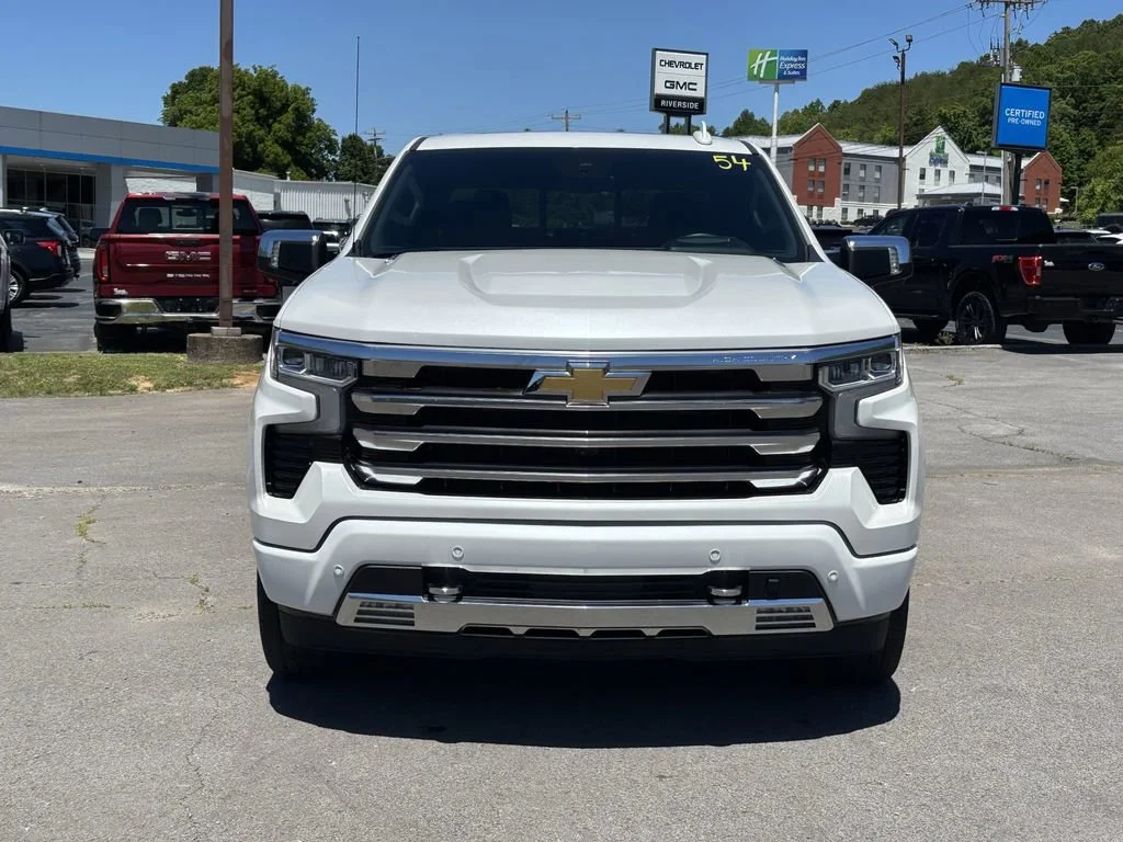 Used 2023 Iridescent Pearl Tricoat Chevrolet High Country image 5
