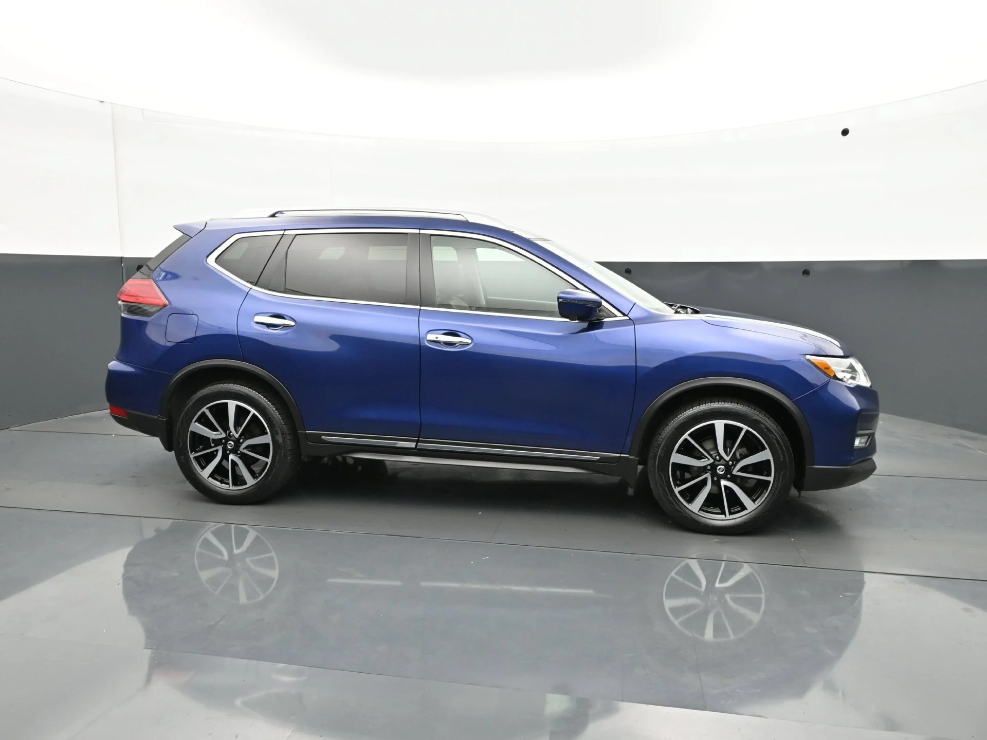Used 2017 Caspian Blue Nissan SL image 9