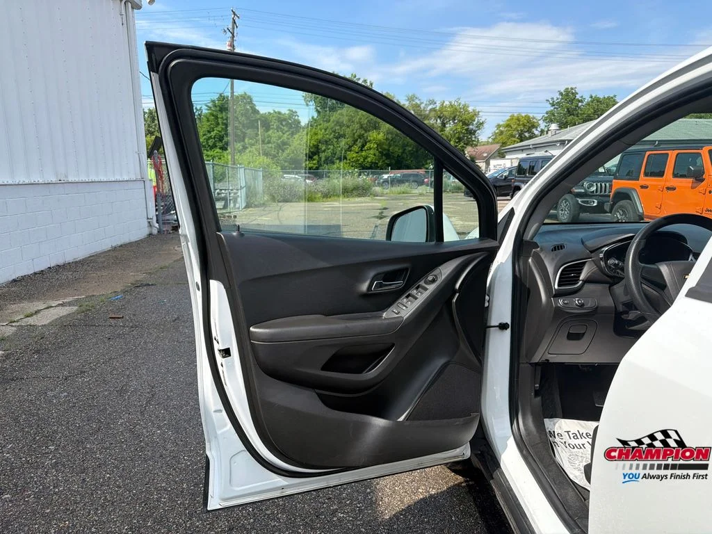 Used 2018 White Chevrolet LS image 10