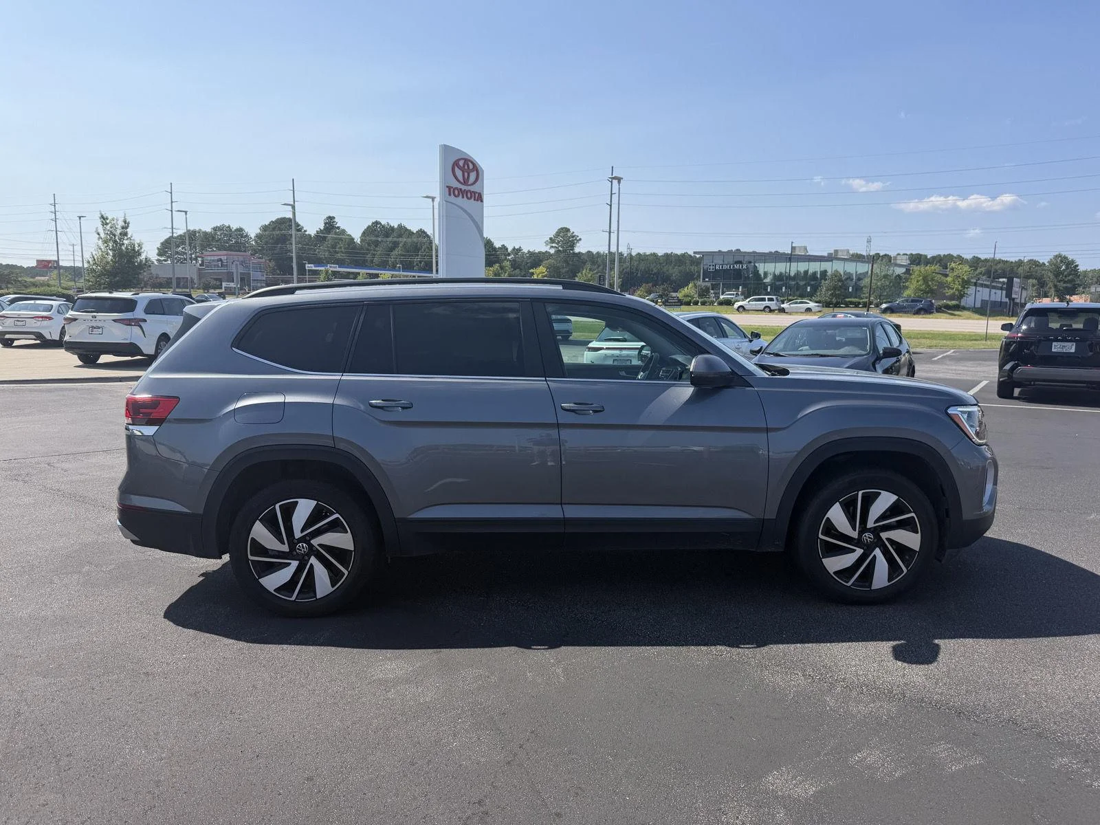 Used 2025  Volkswagen 2.0T SE w/Technology image 4