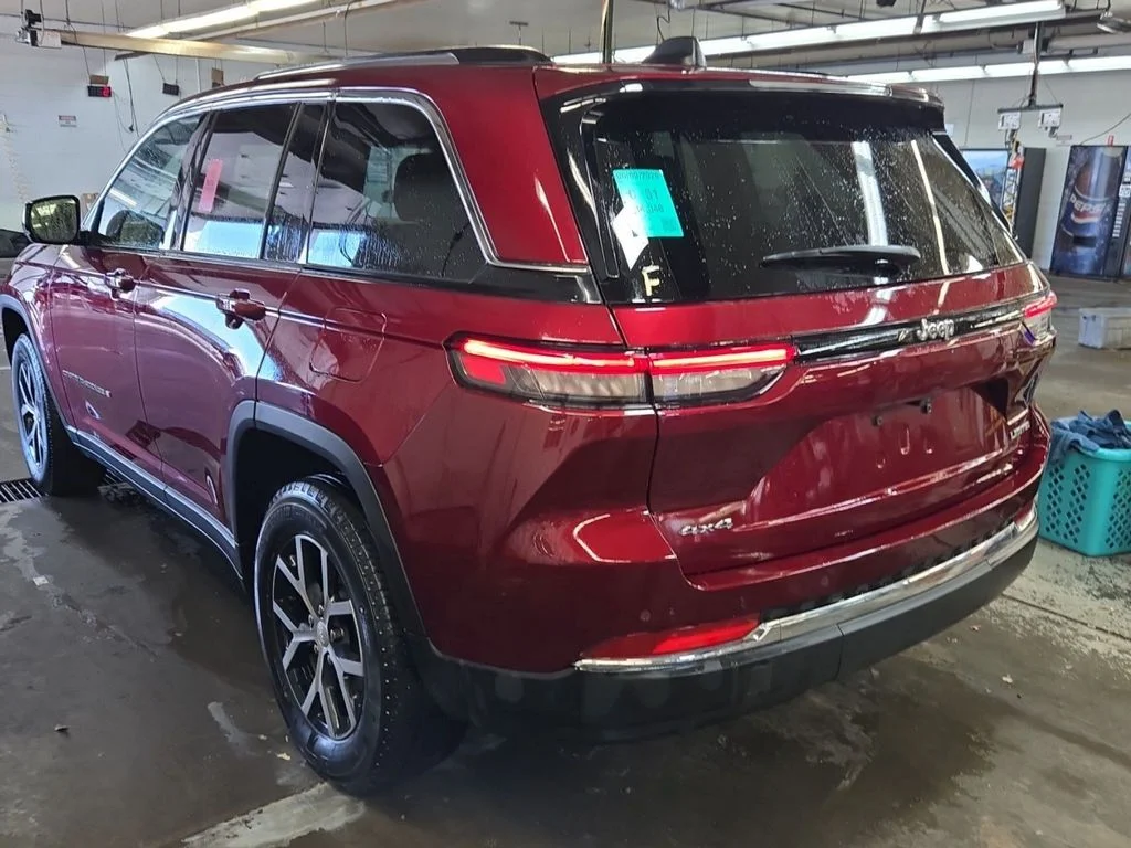 Used 2023 Velvet Red Pearlcoat Jeep Limited image 4