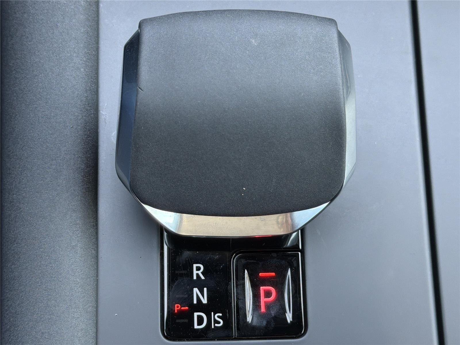 Used 2024 Fuji White Land Rover Dynamic SE image 17
