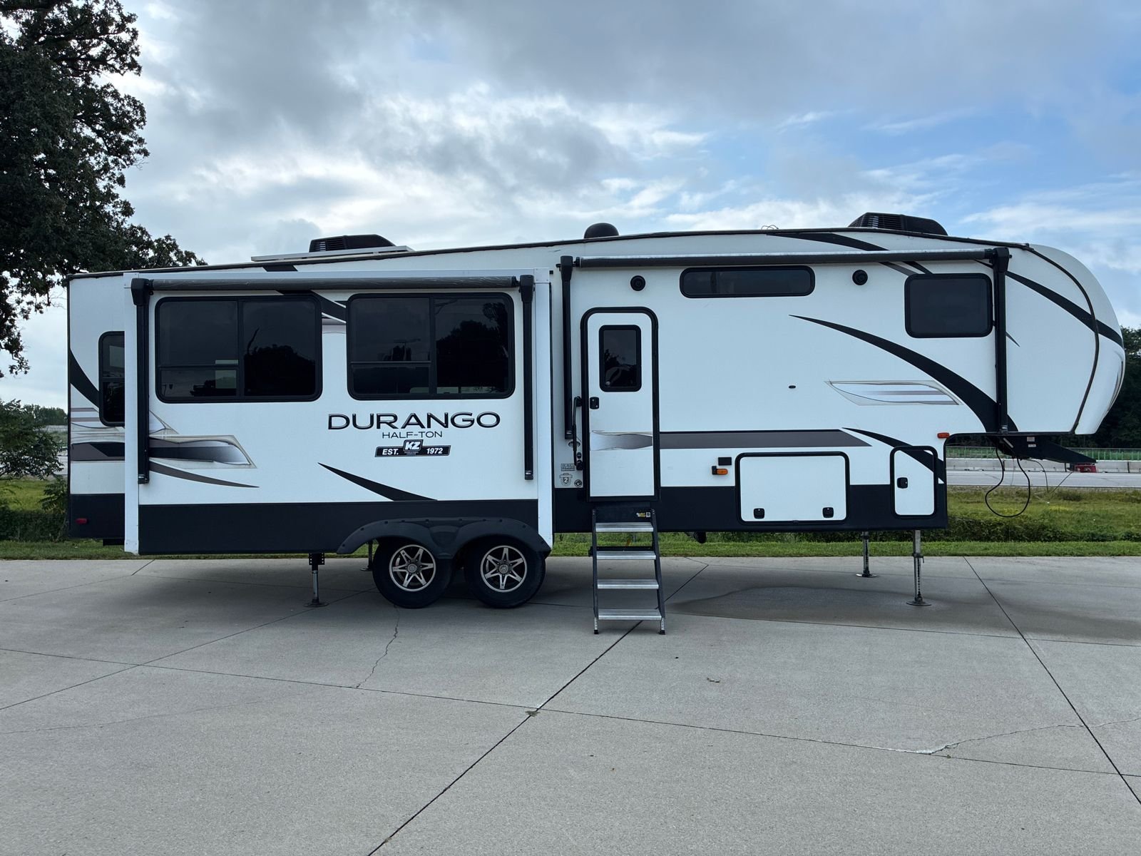 Used 2020 White DURANGO  image 3