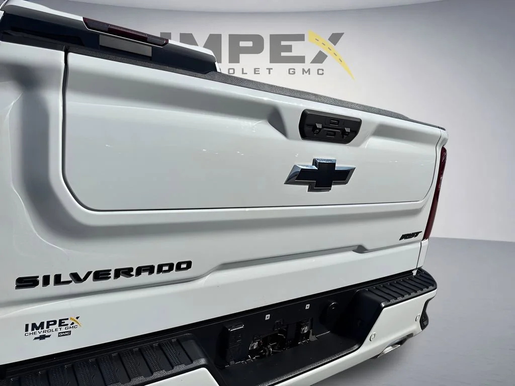 Used 2022 Summit White Chevrolet RST image 33