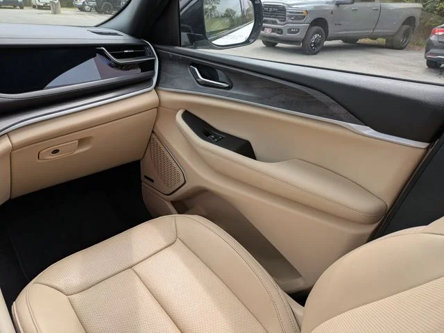 Used 2022 White Jeep 4xe image 19