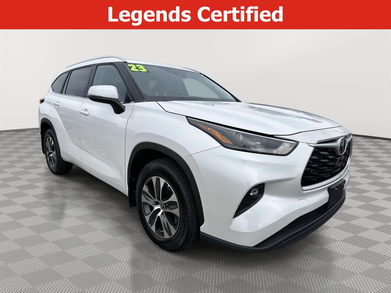 Used 2023 Wind Chill Pearl Toyota XLE image 1