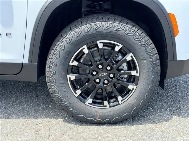 New 2026 Polar White Tricoat Chevrolet Z71 image 32