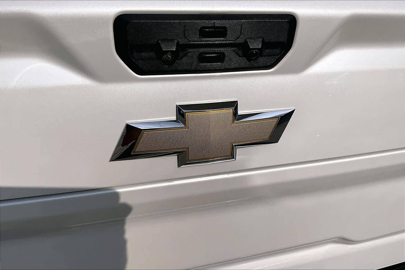 Used 2023 Iridescent Pearl Tricoat Chevrolet High Country image 10