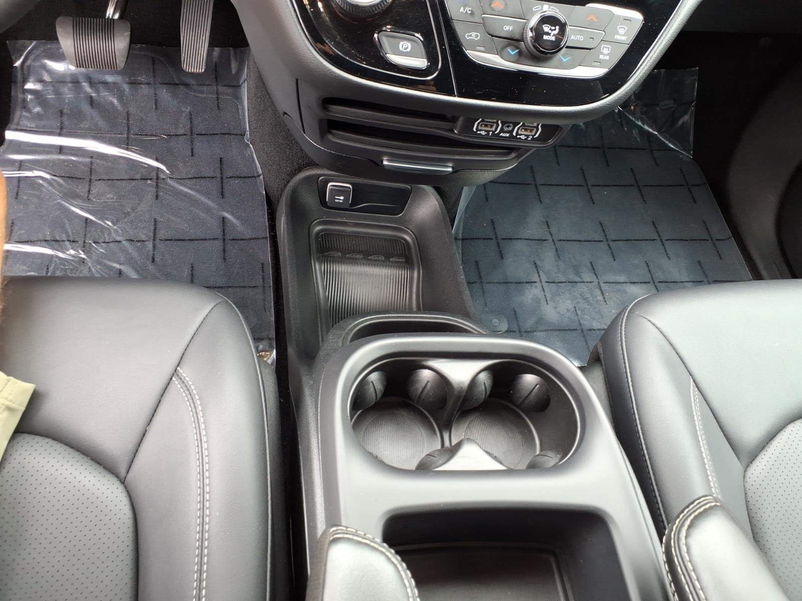 Used 2025 Bright White Clear Coat Chrysler Select image 15