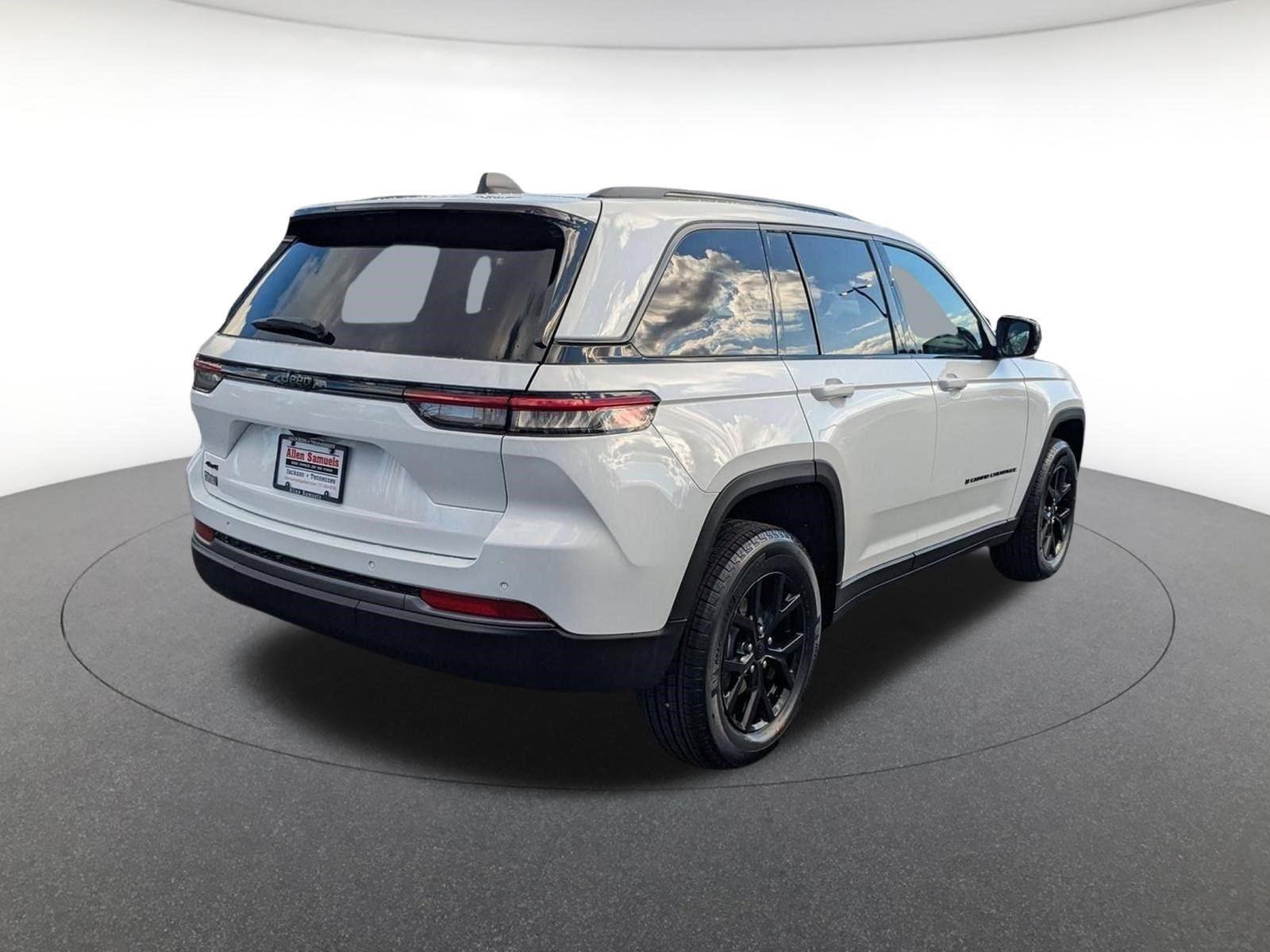 New 2026 Bright White Clear-Coat Exterior Paint Jeep Laredo Altitude image 4