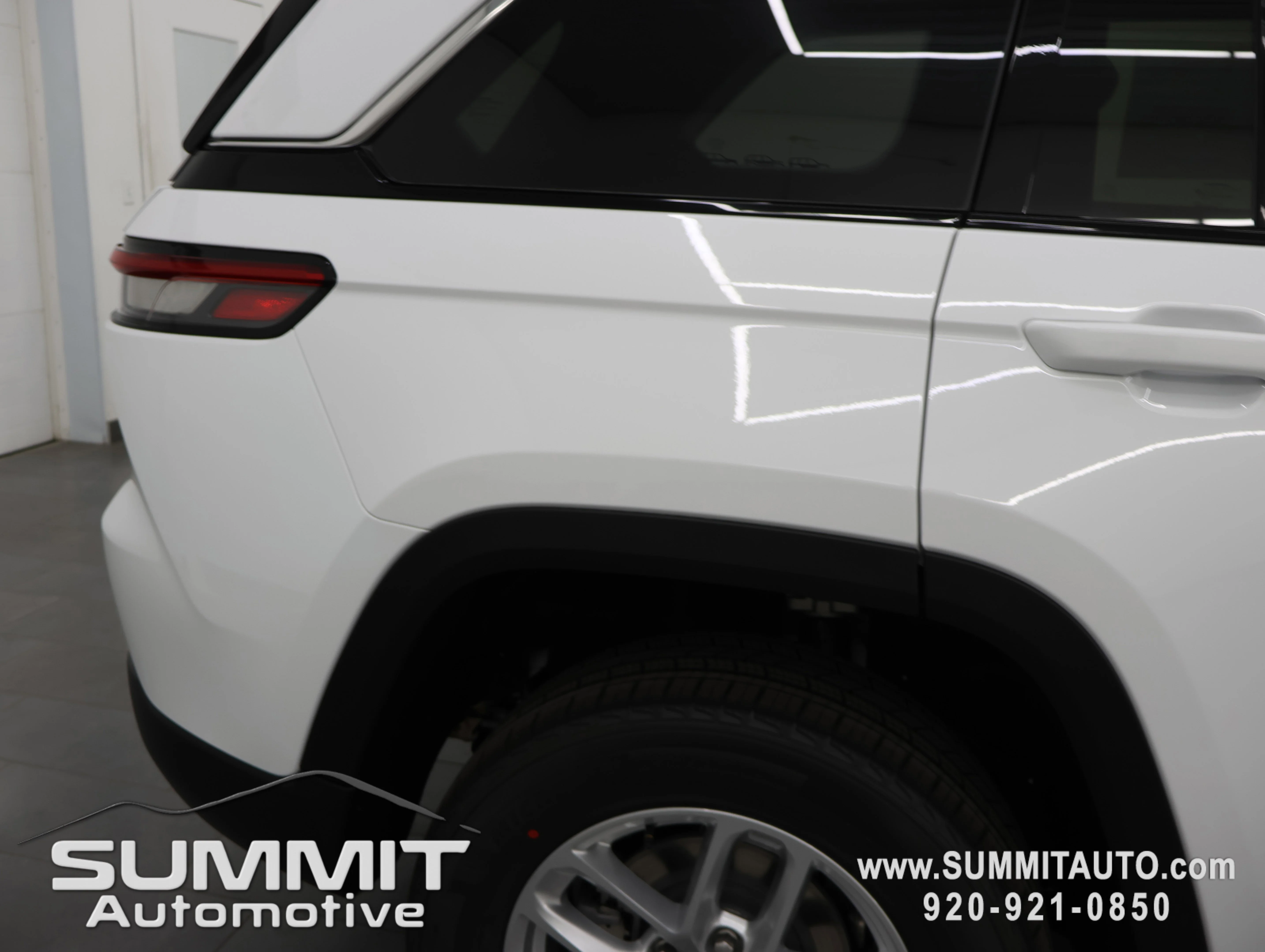 New 2026 Bright White Clear-Coat Exterior Paint Jeep Laredo X image 26