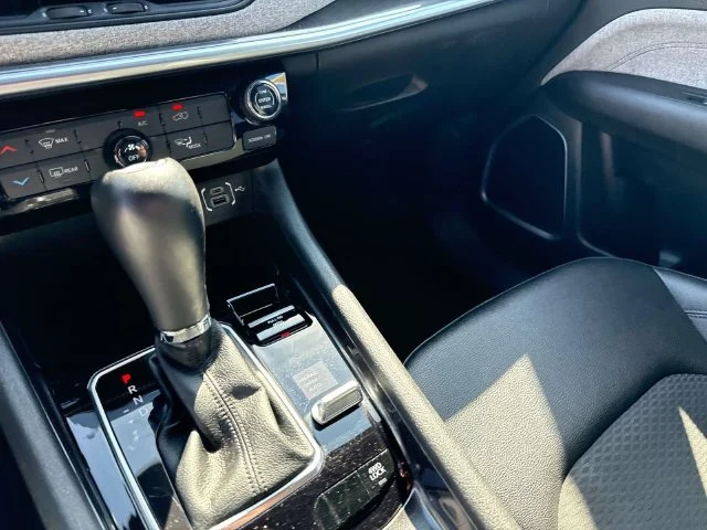 Used 2025 White Jeep Latitude image 43