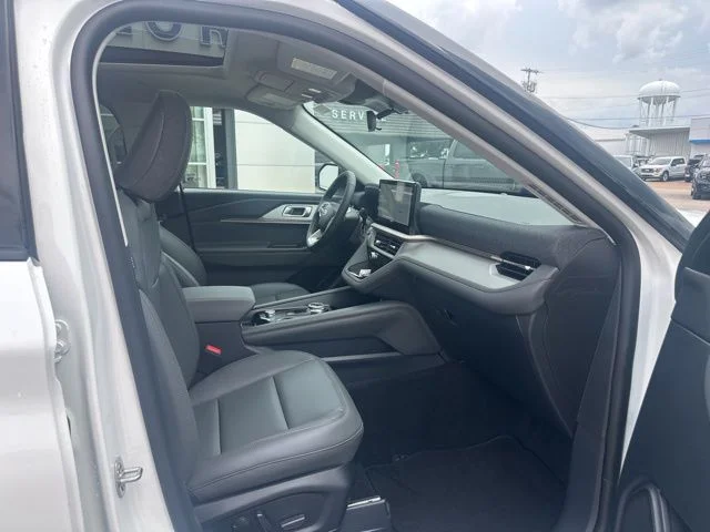 New 2026 Star White Metallic Tri-Coat Ford Active image 8