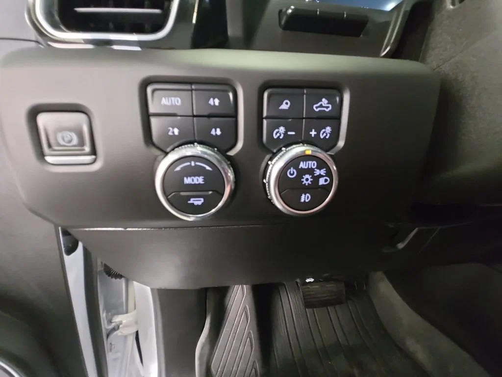 Used 2025 White Frost Tricoat GMC Denali Ultimate image 26