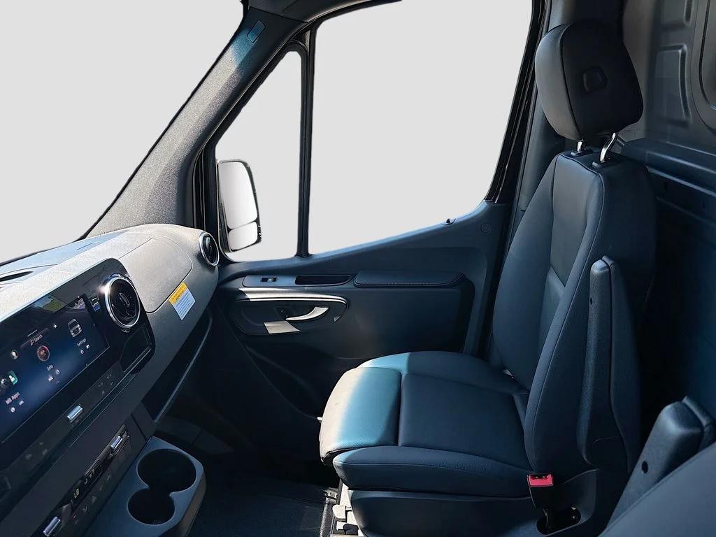 New 2026  Mercedes-Benz Cargo 144 WB image 39
