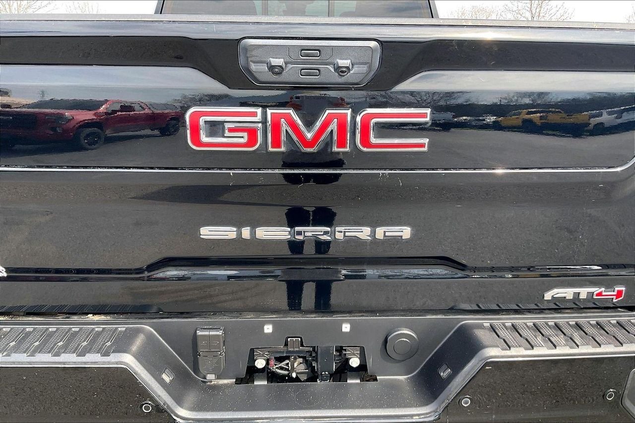 Used 2025 Onyx Black GMC 4WD Crew Cab Standard Bed AT4 image 27