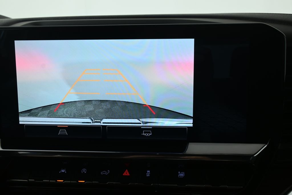 Used 2025 White GMC Elevation image 23