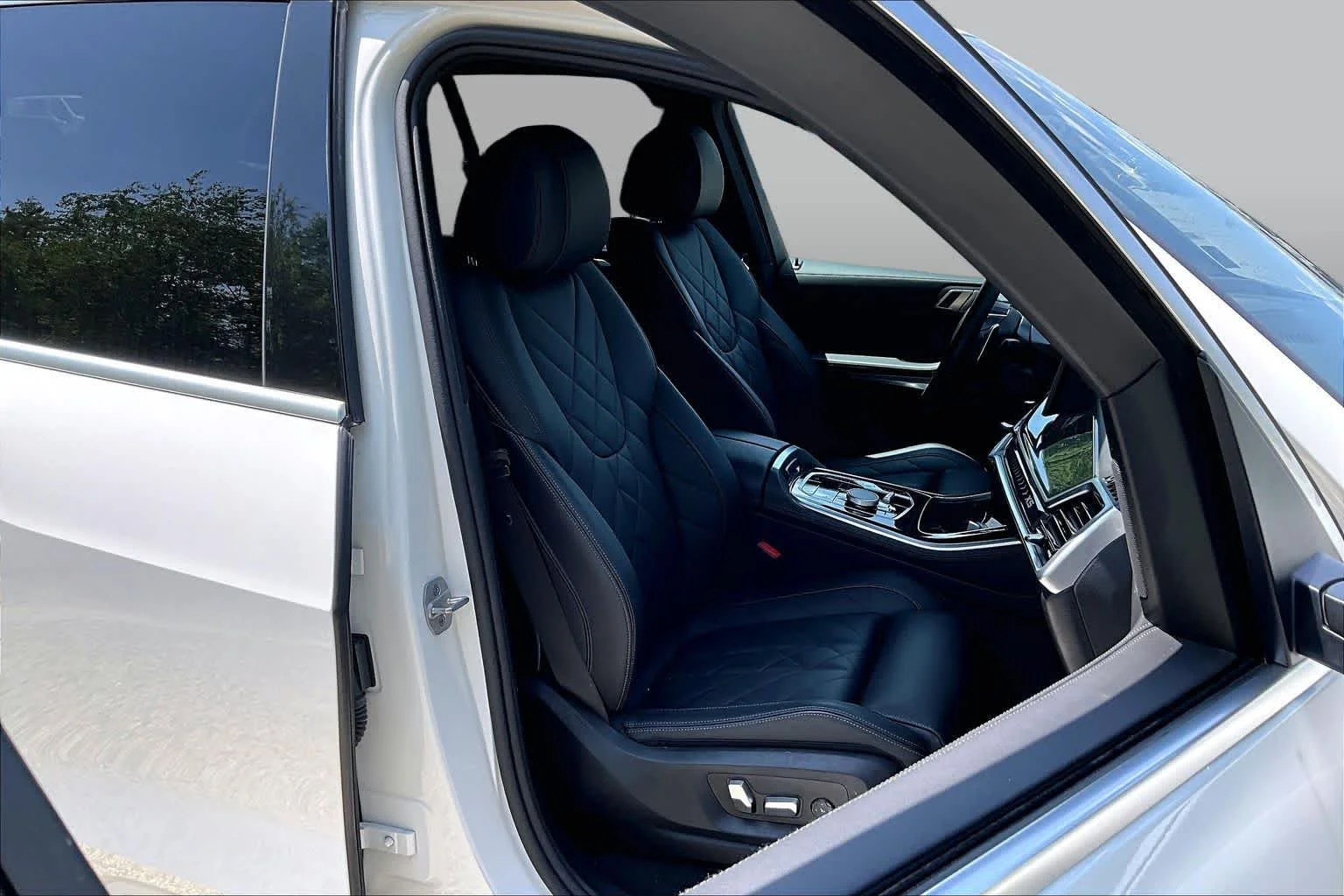 Certified Used 2026 Alpine White BMW xDrive40i image 8
