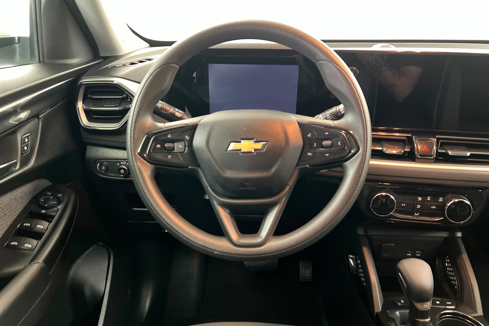 Used 2025 Summit White Chevrolet LT image 13