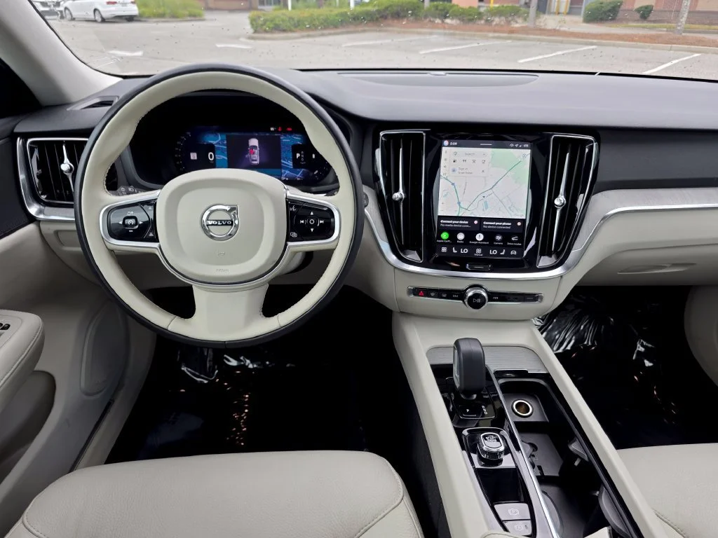 Used 2025  Volvo Plus image 27