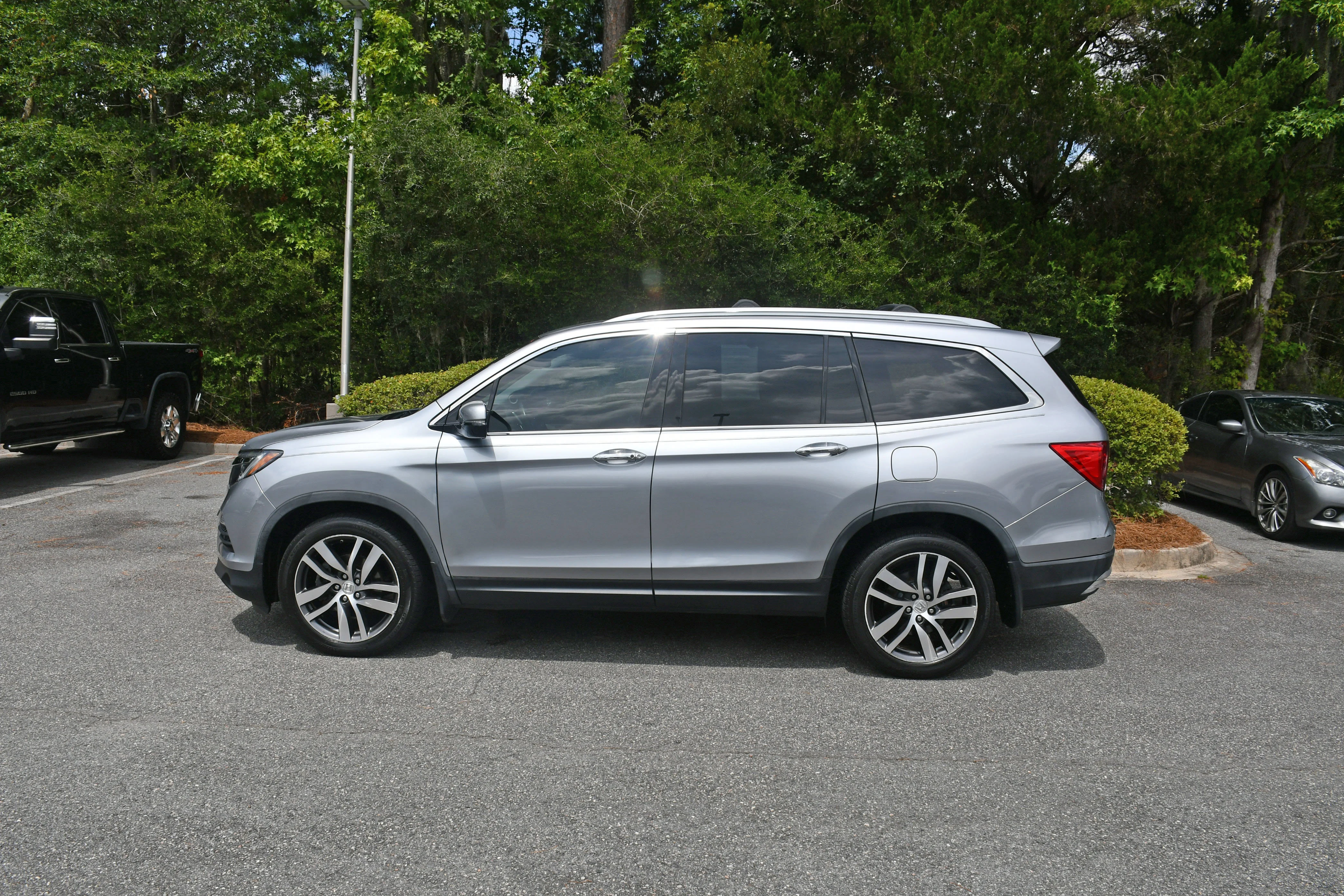 Used 2017  Honda Touring image 1