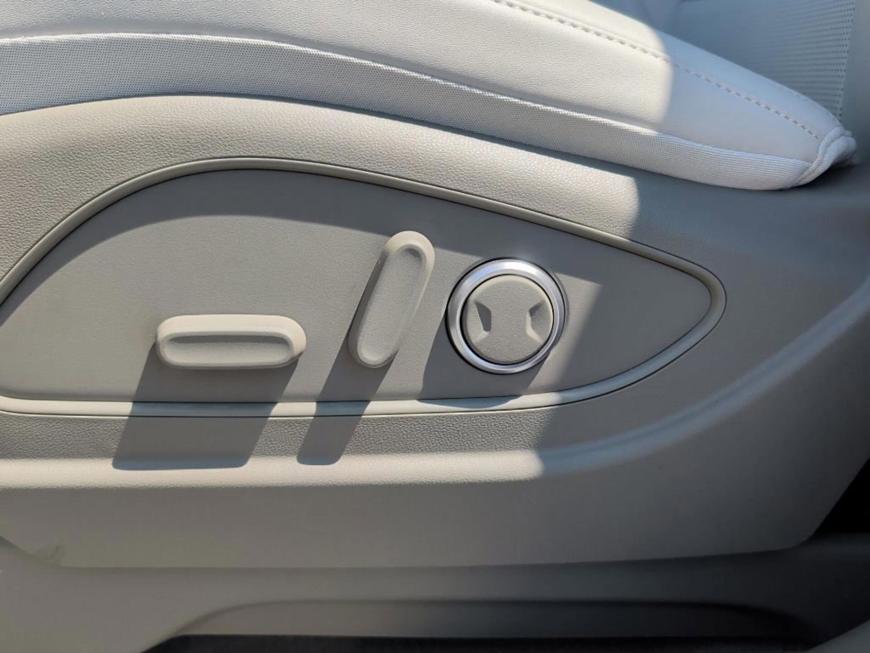 New 2026 Creamy White Pearl Hyundai Blue SEL 8P image 31