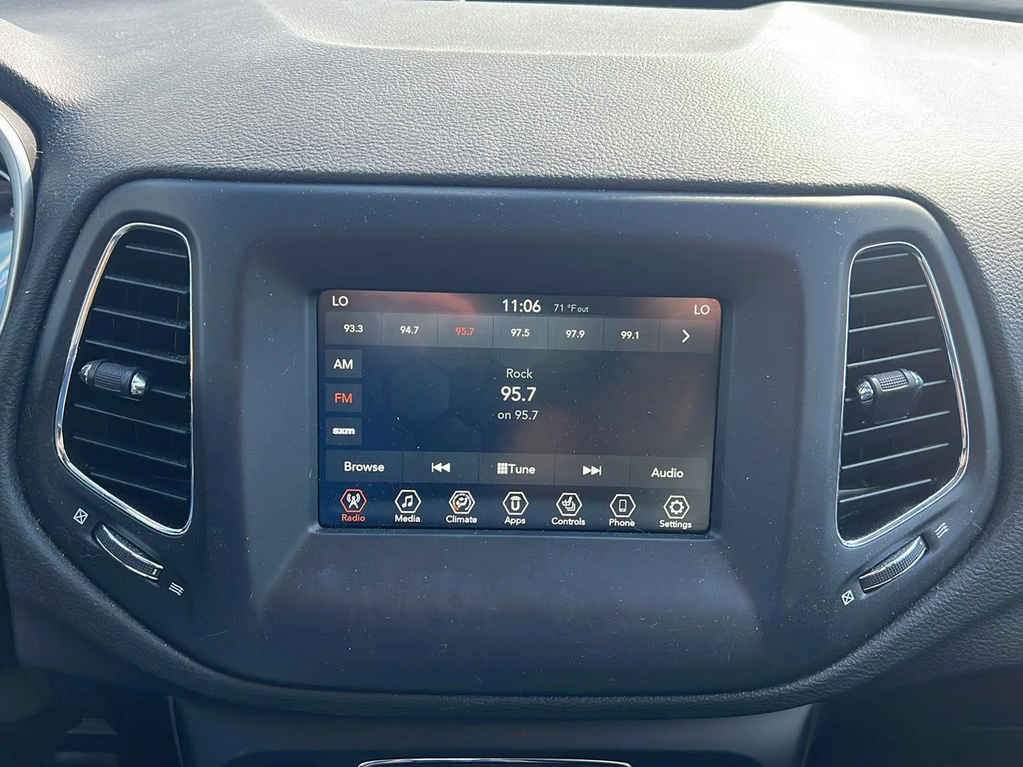 Used 2020 Jazz Blue Pearlcoat Jeep Latitude image 17