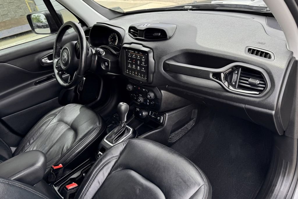 Used 2018 Gray Jeep Latitude image 29