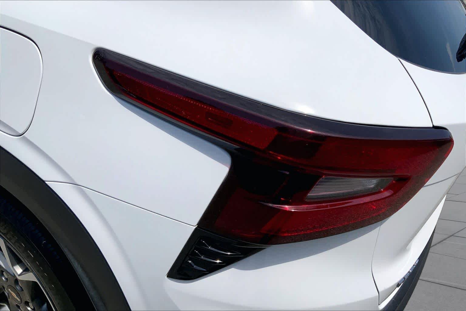 Used 2025 Summit White Chevrolet LT image 29