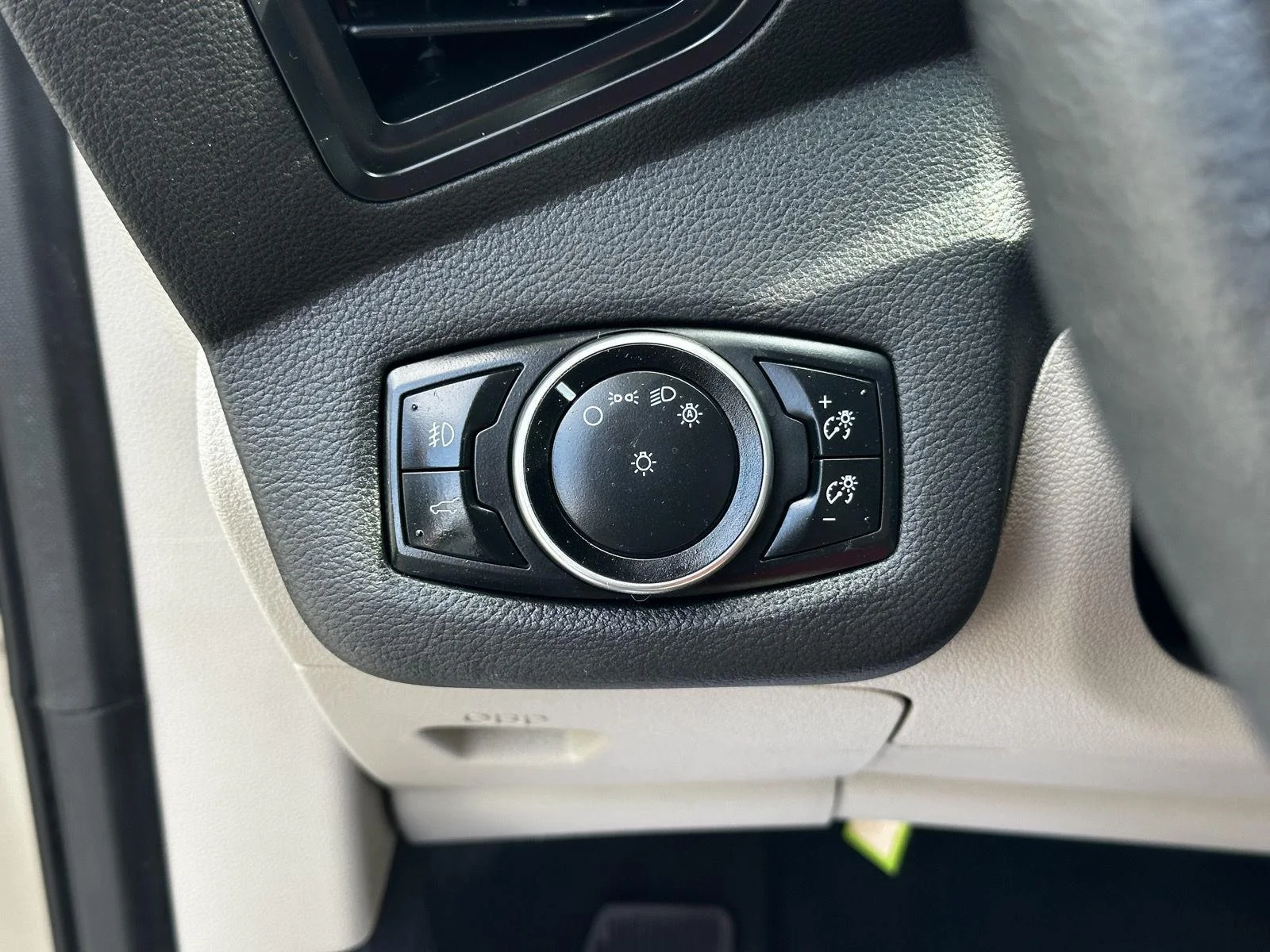 Used 2017 White Gold Ford SE image 25