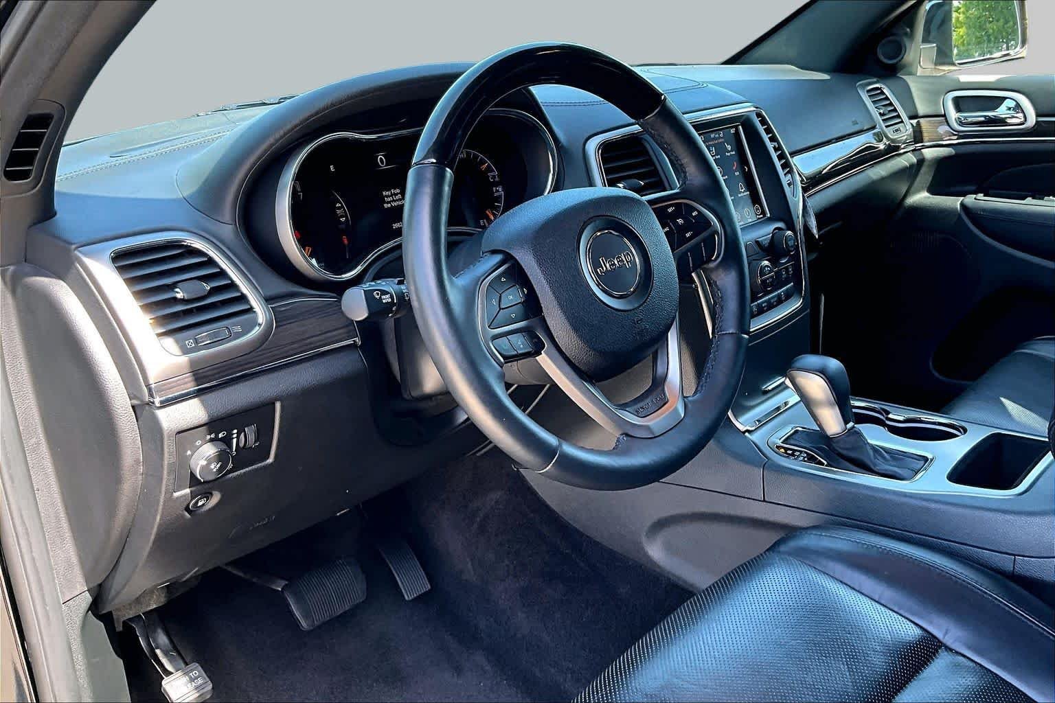 Used 2018 Diamond Black Crystal Pearlcoat Jeep Overland image 17