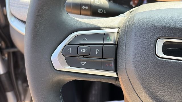 Used 2022 Silver Jeep Latitude image 12