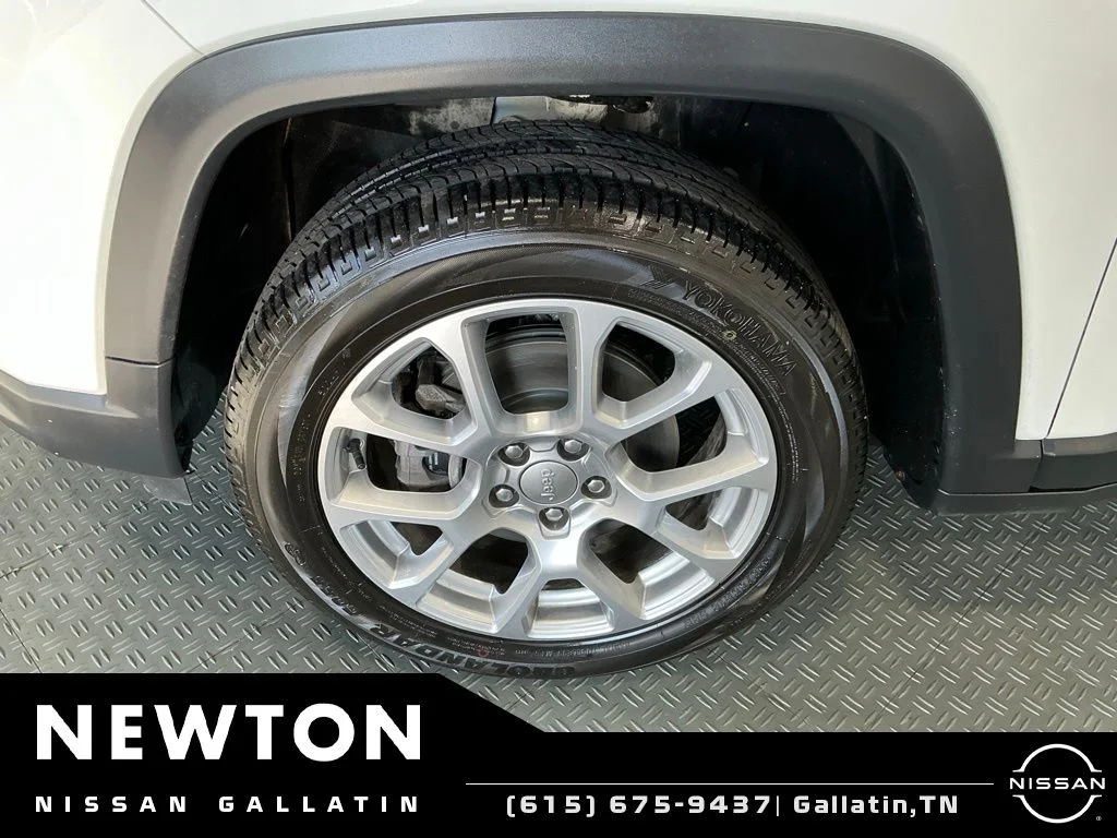 Used 2022 Bright White Clearcoat Jeep Latitude Lux image 43