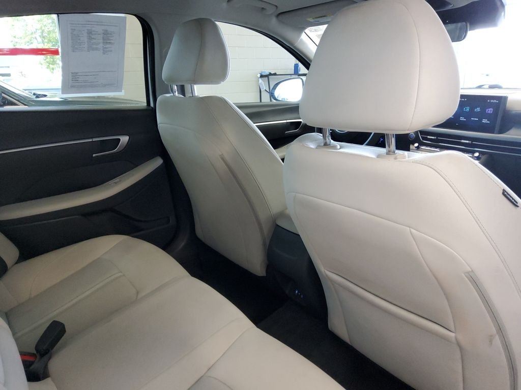Used 2024 White Hyundai SEL image 17