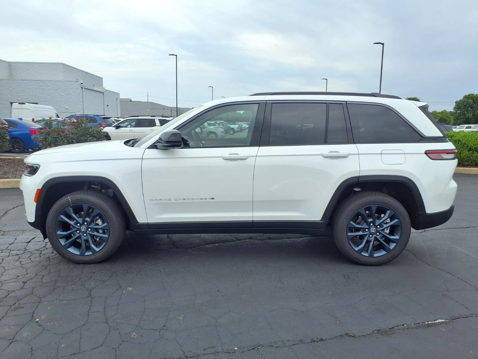 New 2026 Bright White Clear-Coat Exterior Paint Jeep 85th Anniversary Edition image 19