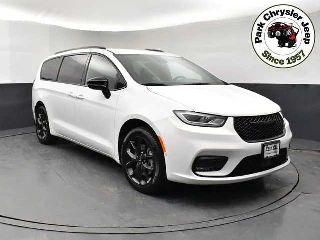2026 Chrysler Pacifica Select AWD's photo