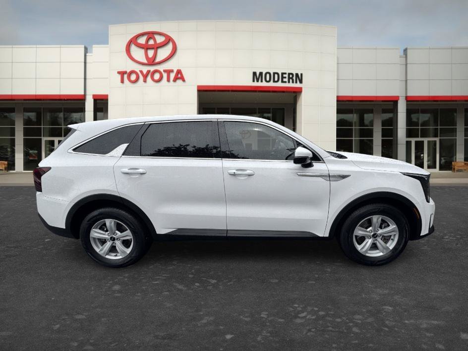 Used 2025 Glacial White Pearl Kia LX image 4