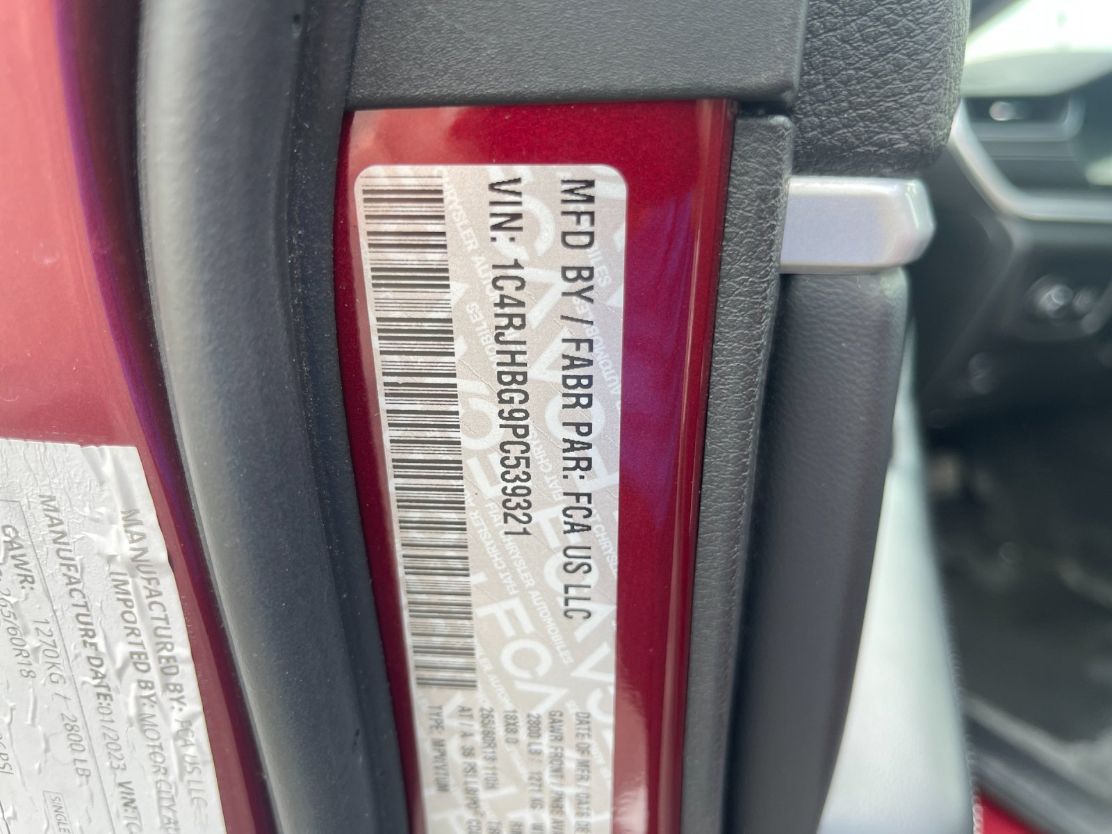 Used 2023  Jeep Limited image 33