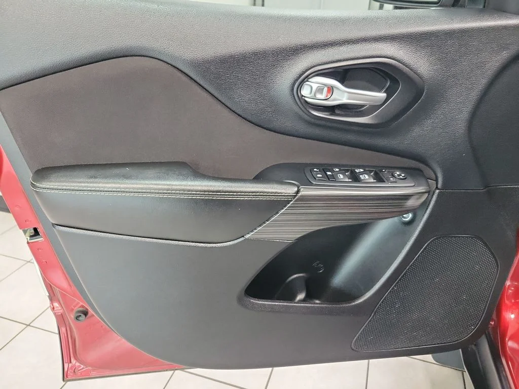 Used 2015 Red Jeep Latitude image 29