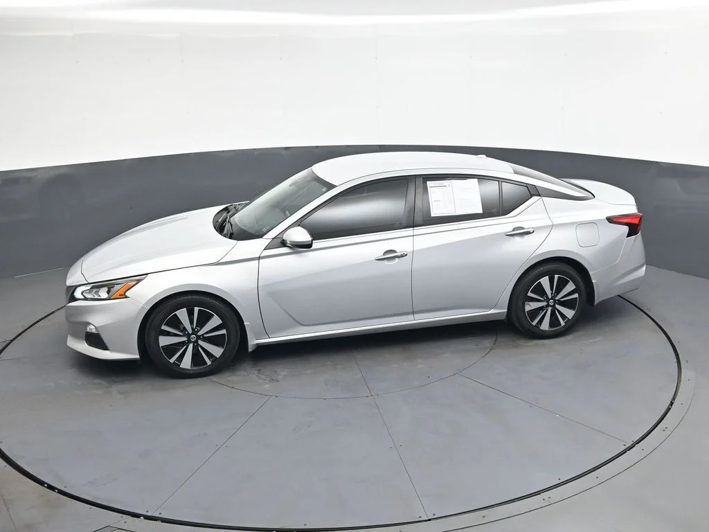 Used 2022 Silver Nissan 2.5 SV image 36