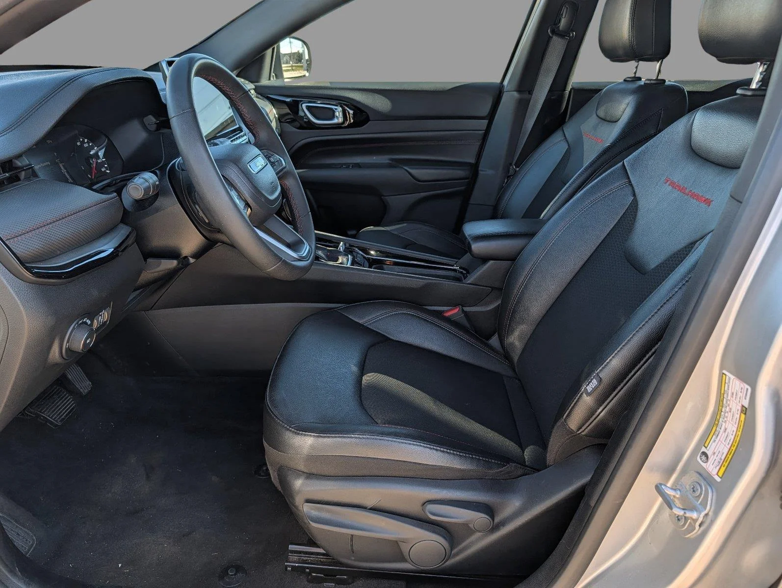 Used 2025 Silver Zynith Metallic Clearcoat Jeep Trailhawk image 10