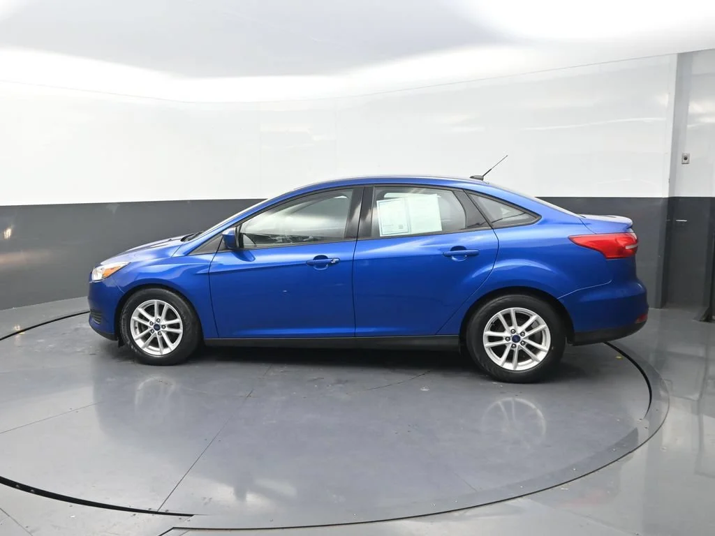 Used 2018 Blue Ford SE image 6