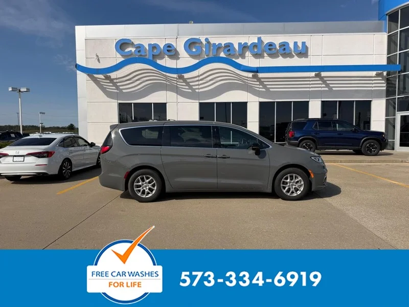 2025 Chrysler Pacifica Select's photo