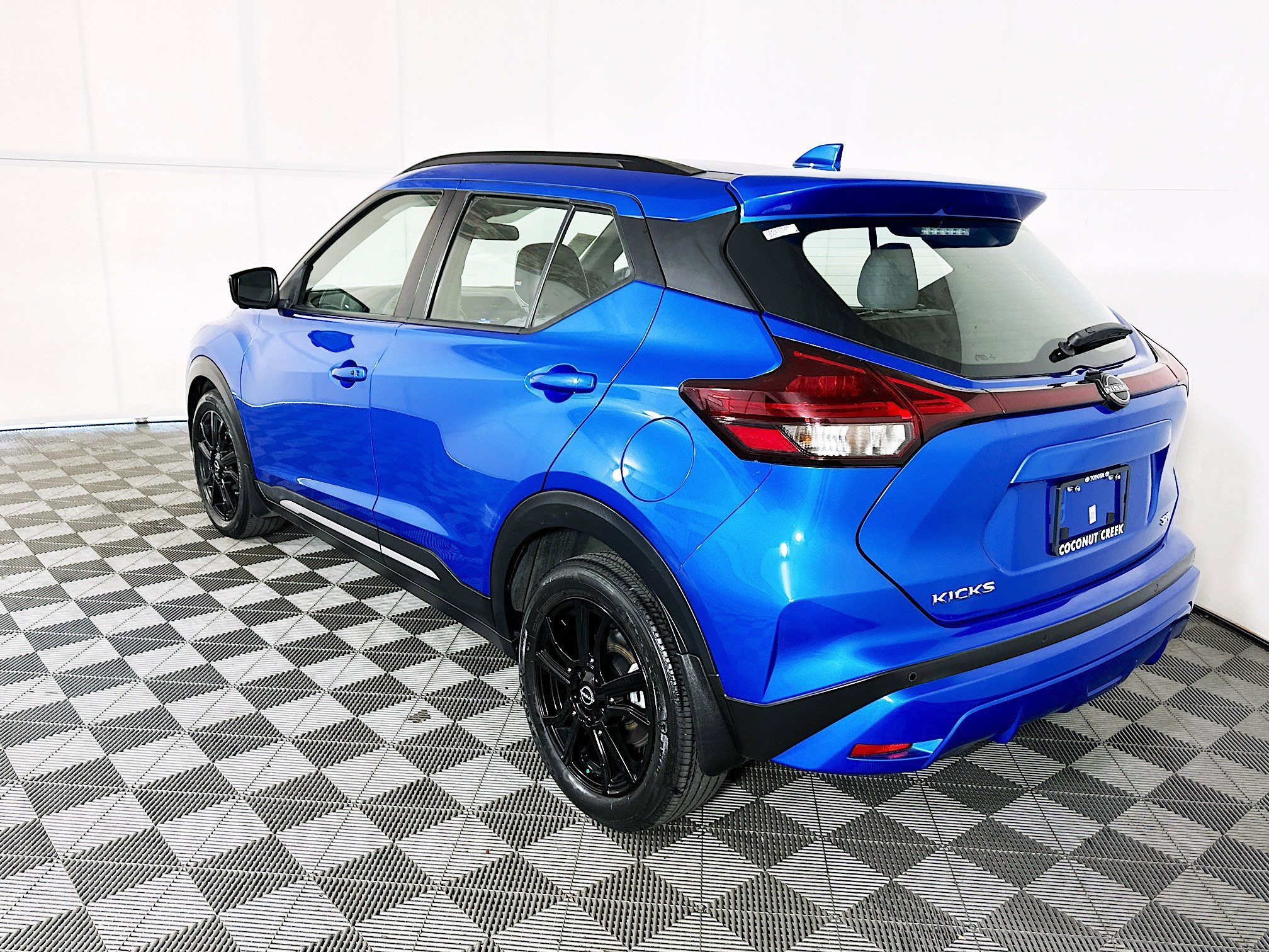 Used 2023 Electric Blue Metallic Nissan SR image 5