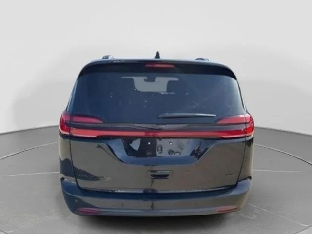 New 2026 Diamond Black Crystal Pearl-Coat Exterior Paint Chrysler Select image 9