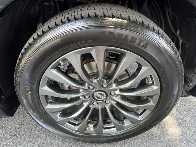 Used 2021 Black Nissan Platinum 2WD image 12