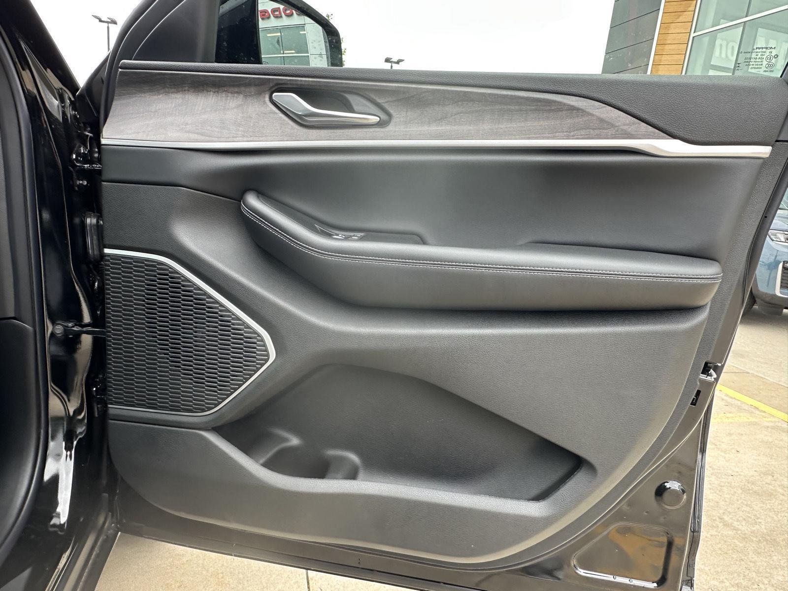 New 2026 Diamond Black Crystal Pearl-Coat Exterior Paint Jeep Limited image 34