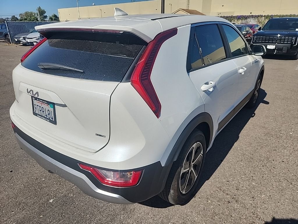 Used 2025 White Kia LX image 13