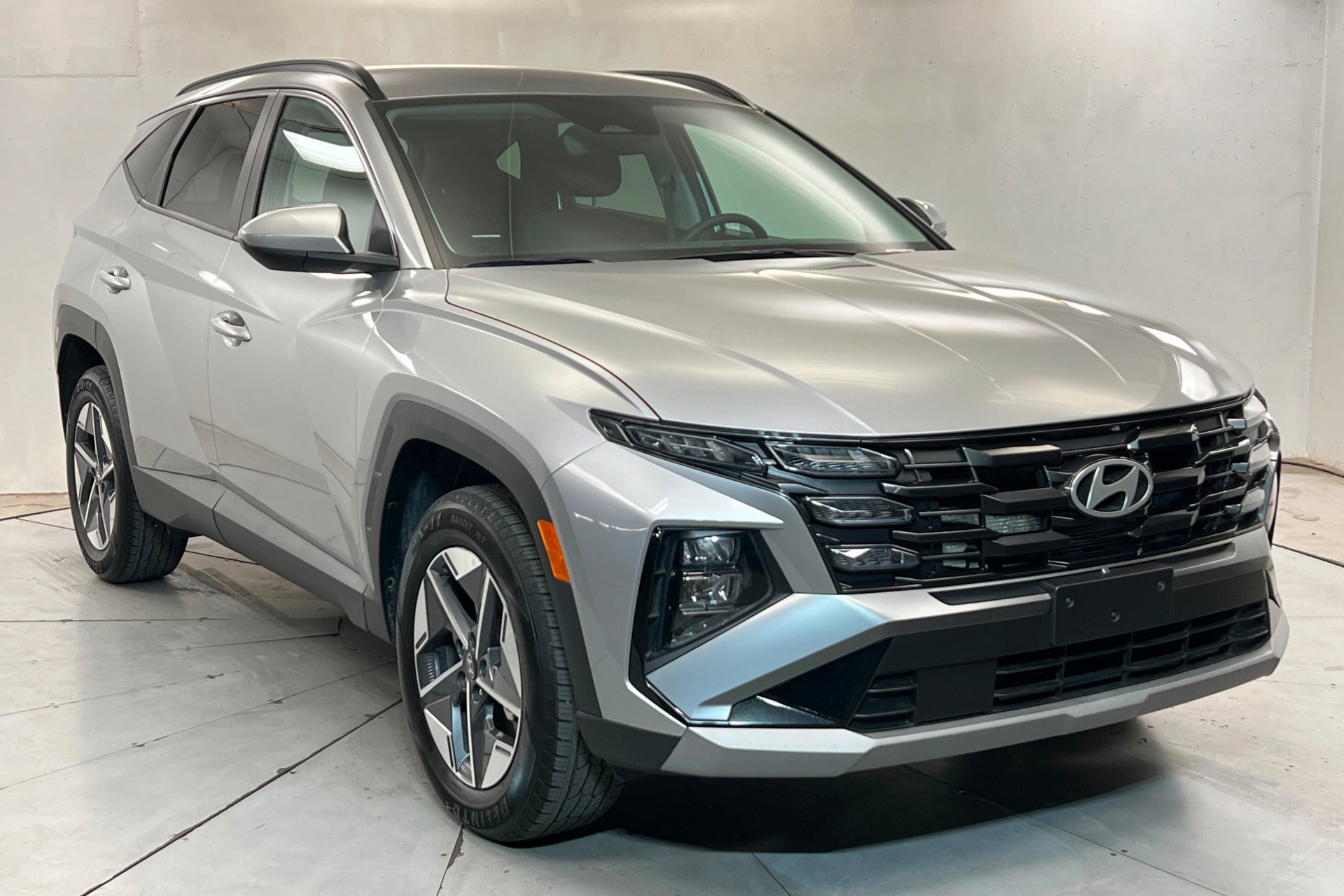 Used 2025 Shimmering Silver Hyundai SEL image 8