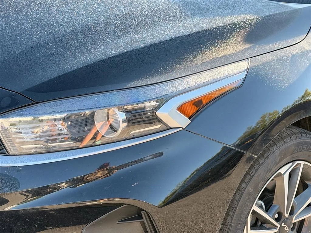 Used 2023 Black Kia LXS image 4